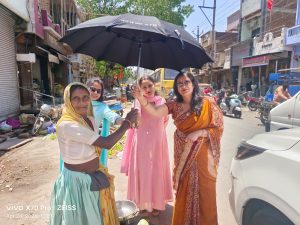 परे महिला कल्याण संगठन ने सैनिटरी पैड एवं छत्री का वितरण किया