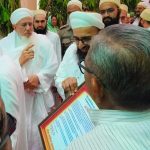 धर्म गुरु डॉक्टर सैय्यदना सा को अभिनंदन पत्र भेंट किया