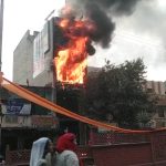 इलेक्ट्रानिक दुकान की ऊपरी मंजिल पर लगी भीषण आग : तीन बत्ती चौराहा पर अफरा-तफरी, दमकलकर्मी मौके पर