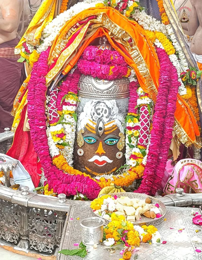 गुरुवार भस्म आरती दर्शन (17 अप्रैल 2025): त्रिनेत्र धारण कर बाबा महाकाल ने धारण किया राजा स्वरूप