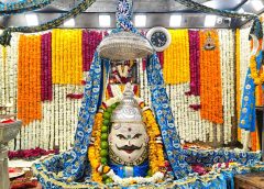 शिव नवरात्र दूसरे दिन:  मुकुट, मुण्ड माला, नागकुंडल एवं फलों की माला के साथ दिव्य श्रृंगार  भगवान श्री महाकालेश्वर के दिव्य रूप दर्शन