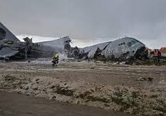 बोलिविया में करेंसी से भरा प्लेन क्रैश, 15 की मौत:30 घायल,  रनवे से फिसला; हाईवे पर बिखरे नोट उठाने जुटे लोग