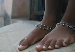 बाइक सवार बदमाशों ने हमला कर लूटे चांदी के आभूषण -पुत्र के साथ शादी से लौट रही वृद्धा को मारे चाकू