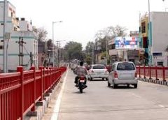 जीरो पाइंट ब्रिज पर चैकिंग में बच्चे बोले धीरे चलाये वाहन -जज्बा देख थाना प्रभारी ने पहनाई पुलिस मित्र जैकेट