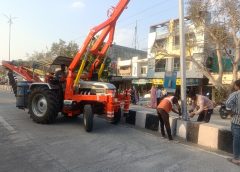 रेल्वे स्टेशन तिराहे से नागदा मार्ग तिराहे तक के डिवाइडरों पर पोल लगने का काम शुरू