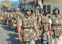 ईद से पहले फ्लैग मार्च पर निकला पुलिस का काफिला