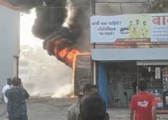 निजी ट्रैवल्स की खड़ी बस में लगी आग:दमकलों ने 2 टैंक पानी डालकर पाया काबू, शॉर्ट-सर्किट से हुई घटना