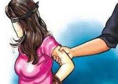 छेड़छाड़ से रोकने पर किया चाकू से हमला: युवक ने पुलिस से अपनी सुरक्षा की मांग की