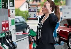 लोगों ने उपयोग से अधिक पेट्रोल –डीजल भरवाया वाहनों में  एक अफवाह से पेट्रोल पंपों पर लगी बेहिसाब भीड  -जिसे देखो फूल टेंक पेट्रोल –डीजल की मांग करते दिखा