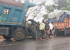 आक्रोशित ग्रामीणों ने पत्थर-डंडे से फोड़े कांच, चालक को पकड़ा सायकल सवार 13 वर्षीय बालक पर चढ़ा डंपर का पहिया