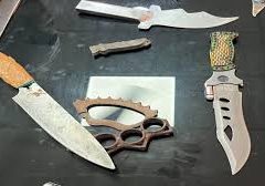 चाकू दिखाकर लोगों को धमकाने वाले 2 बदमाश गिरफ्तार