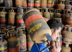 कई राज्यों में कॉमर्शियल  सिलेंडर सप्लाई बंद:गैस नहीं मिल रही: आवश्यक वस्तु अधिनियम लागू