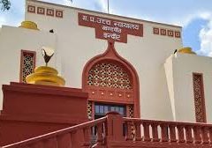 अवैध होर्डिंग्स पर हाईकोर्ट का एक्शन:डिवाइडर-फुटपाथ पर लगे होर्डिंग्स हटाने के इंदौर नगर निगम को निर्देश