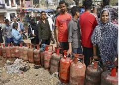 गैस संकट पर सियासी घेराबंदी… कांग्रेस करेगी कलेक्टर कार्यालय का घेराव   सोमवार सुबह 11 बजे प्रदर्शन का ऐलान; गैस आपूर्ति, किसानों को 2700 रुपए समर्थन मूल्य और सड़क चौड़ीकरण में राहत की उठेगी मांग