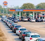 लोगों को अधिकारियों की बातों पर नहीं आ रहा इकरार  पेट्रोल पंपों पर कतार दुसरे दिन भी बरकरार  -शहर के साथ ही अंचल के पेट्रोल पंपों पर भी लगी लंबी कतारें