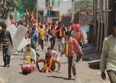 हनुमान जन्मोत्सव पर निकली दंडवत परिक्रमा, हर मंदिर में गूंजी हनुमान चालीसा