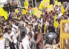 जयस छात्र संगठन का प्रदर्शन:कलेक्टर से मुलाकात नहीं होने पर भड़के छात्र; , पुलिस से धक्का-मुक्की