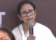 ममता बनर्जी के धरने केचौथे दिन रवींद्र संगीत सुनाया:बोलीं धरना स्थल पर भाजपा पर्चे बांट रही, इनमें PM  का प्रचार