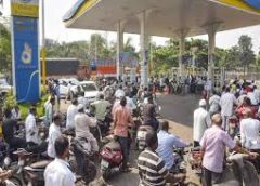 लोगों को तीसरे दिन समझ आया अधिकारी पुख्ता जानकारी दे रहे थे: दुगना पेट्रोल-डीजल बिका