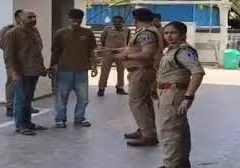 आरोपी पिता-पुत्र को बिल्डिंग लेकर पहुंची पुलिस:रहवासियों का फूटा गुस्सा, ‘जूते मारो’ के नारे लगाए; वापस कोर्ट ले गई टीम