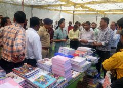 पुस्तक मेले में उमड़ी भीड़, किफ ायती दरों पर मिली किताबें व गणवेश
