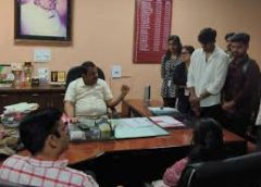 विश्वविद्यालय में छात्रा के साथ छेड़छाड़:छात्रों ने कुलसचिव कार्यालय घेरा, पुलिस  सुरक्षा की मांग