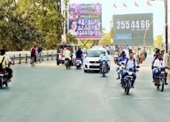 ब्रिज से उतरकर पीडब्ल्यूडी कार्यालय की और पलटने वालों के कारण बन रहे बुरे हाल  ओव्हर ब्रिज के फ्रीगंज छोर पर गुत्थमगुत्था हो रहे वाहन चालक  -टावर चौक के मुहाने पर भी नगर सेवा एवं मैजिक वाहनों के खडे रहने से जाम के हाल