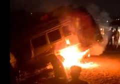 मिनी बस में आग लगाने वालों अज्ञात लोगों पर दर्ज हुआ प्रकरण ट्रेक्टर-ट्राली को मारी थी टक्कर, युवक की हुई थी मौत