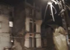 3 मंजिला मकान गिरा, :पोकलेन  से तोड़फोड़ के बीच हादसा;लोगों ने लगाए लापरवाही के आरोप