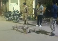 हीरामिल की चाल में हुई घटना, 2 फरार आरोपियों की तलाश दादी के घर में छुपा था गोली मारने वाला बदमाश