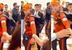 लड़की ने अभिषेक शर्मा का हाथ पकड़कर खींचा