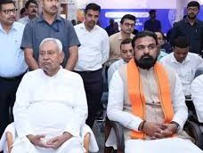 नीतीश कुमार का CM पद से इस्तीफा:सम्राट चौधरी के साथ राजभवन पहुंचे