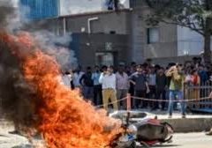 नोएडा में दूसरे दिन भी बवाल, पुलिस से झड़प, पथराव:15 कंपनियों की फोर्स, 26 पुलिस अफसर भेजे;