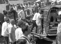 महाराष्ट्र के ठाणे में सड़क हादसा, 11 की मौत:; वैन से टकराया सीमेंट मिक्सर ट्रक