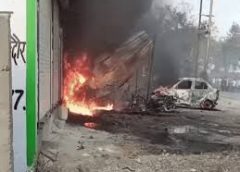 पटाखा दुकान में आग, कार-दोपहिया जले:आग के बीच फूटते रहे पटाखे, इधर-उधर उड़ते रहे रॉकेट;