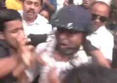 TMC कार्यकर्ताओं से मिलने गए  अभिषेक बनर्जी से मारपीट:अंडे फेंके, शर्ट फाड़ी,  नारे लगाए,