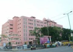 चरक भवन अस्पताल में ब्लैकआउट:एक घंटे बिजली गुल, अंधेरे में इलाज से मरीज बेहाल