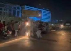डंपर ने पिकअप को मारी टक्कर:, पिकअप पलटी, ड्राइवर घायल, डंपर चालक भागा