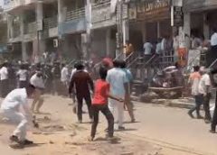 कोर्ट के बाहर चैंबर पर बुलडोजर चलता देख भड़के वकीलों पर लाठीचार्ज- पथराव: पुलिस ने खदेड़ा