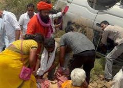 श्रद्धालुओं से भरी टवेरा पलटी, 9 घायल: मंदिर के महंत ने घायलों को  अस्पताल भिजवाया