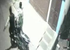 रातमें लॉक लगी बाइक उठा ले गए बदमाश:सीसीटीवी फुटेज के आधार पर चोरों की तलाश