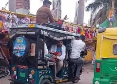 श्रद्धालु को ई-रिक्शा की छत पर बैठाया:रिक्शा ओवरलोड करके  घुमाया, पुलिस ने किया प्रकरण दर्ज