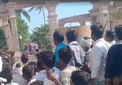 परभणी में  हनुमान मंदिर की छत गिरी: 30-40 लोगों के दबे होने की आशंका चला रहे बचाव अभियान