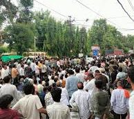 मोहर्रम जुलूस मामले की जांच में गलत घर पहुंची पुलिस; समाज के लोगों ने किया थाने का घेराव