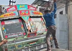 निगम के टैंकर ने  वाहनों को रौंदा,  जान बचाकर भागे लोग, 4 घायल; भीड़ ने टैंकर में की तोड़फोड़