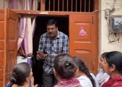 रिमूवल-प्रभारी ने महिला के पैर पड़े: समझाइश के बाद खाली कराया