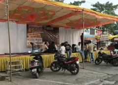 घोड़ा चौराहा पर  निगम के अल्टीमेटम के खिलाफ अनिश्चितकालीन हड़ताल पर बैठे दुकानदार