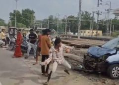 तेज रफ्तार कार ने ऑटो को मारी टक्करचालक घायल: गुस्साई भीड़ ने कार में की तोड़फोड़