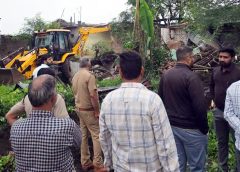 रामजानकी मंदिर की बेशकीमती भूमि से प्रशासन ने हटाया अवैध कब्जा