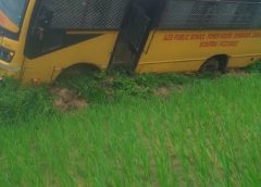 सामने से आया वाहन बचाने में पलटी बच्चों से भरी स्कूल बस45 बच्चे थे सवार, 14 को लगी चोटें